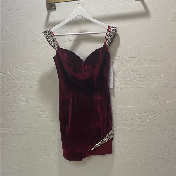 Portia and Scarlett Elegant Velvet Off-Shoulder Dress - Picture 3 of 6